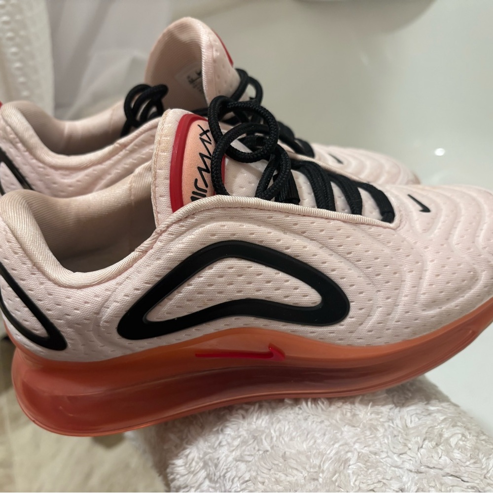 Women’s air max 270 
Sz 6.5. NWOT